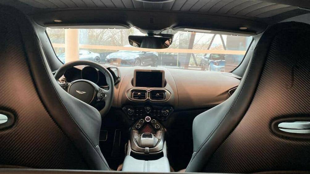 Hiện chưa rõ mức giá xe Aston Martin Vantage 007 Edition đầu tiên về Việt Nam, chỉ biết rằng giá xe Aston Martin Vantage trong nước từ 15 tỷ đồng