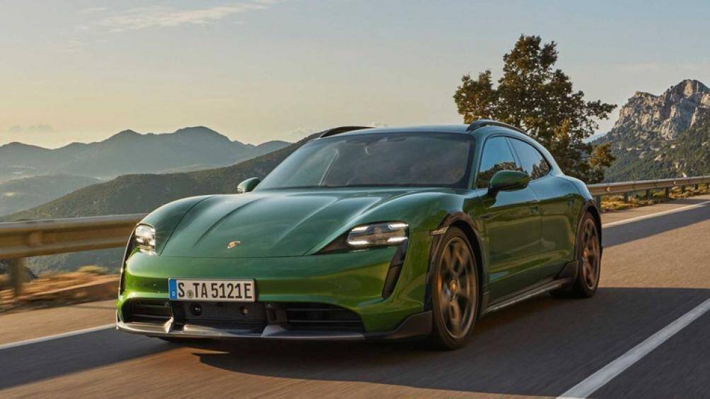 Porsche Taycan Cross Turismo (93.700 - 200.000 USD): Được coi là một trong những chiếc EV wagon tốt nhất trên thị trường hiện nay