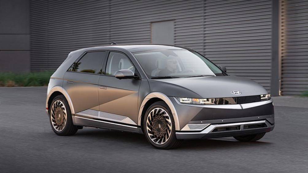 Hyundai Ioniq 5 (44.000 USD): Ioniq 5 có nội thất rộng rãi, sang trọng và khả năng sạc cực nhanh là một trong những tính năng nổi bật