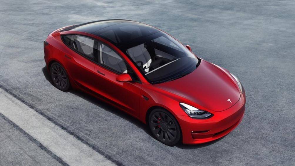 Telsa Model 3 (44.990 - 58.990 USD): Model 3 đã đạt được nhiều giải thưởng về khả năng kết hợp tốt bốn yếu tố thiết kế, giá trị, công nghệ và an toàn