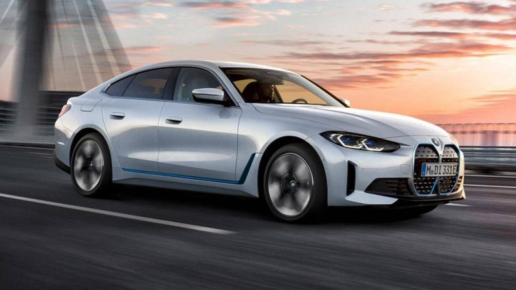 BMW i4 (55.400 - 65.900 USD): Xe gây chú ý với giao diện mới, cabin vừa vặn và hoàn thiện, đủ phạm vi hoạt động cho mọi chuyến đi đường và sạc nhanh