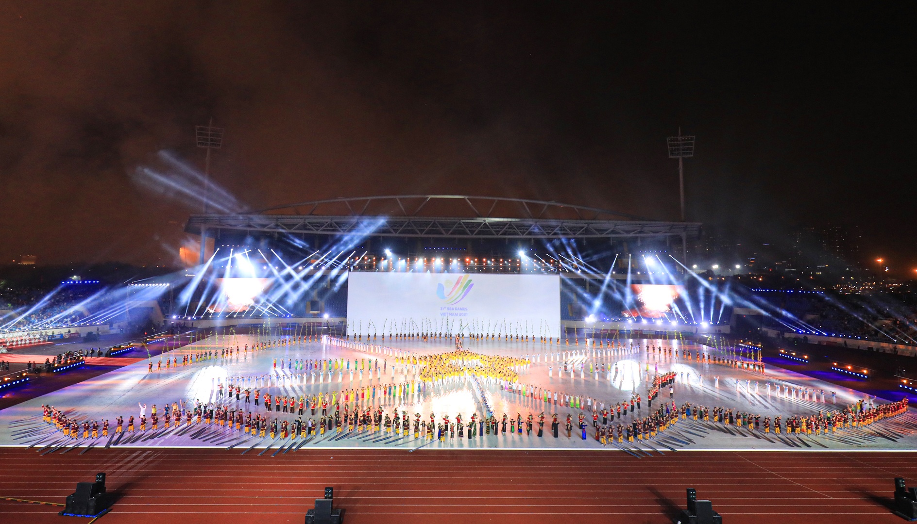 Ca khúc chính thức của SEA Games 31: “Let’s shine - Cùng toả sáng” được vang lên trong một màn trình diễn ấn tượng, sôi động đánh dấu thời khắc khai mạc Đại hội Thể thao Đông Nam Á.