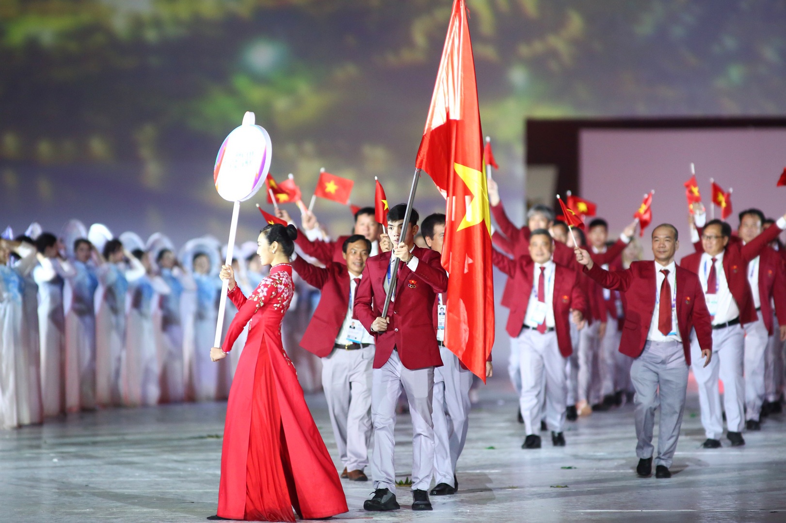Kình ngư Nguyễn Huy Hoàng là người cầm cờ, dẫn đầu Đoàn TTVN.