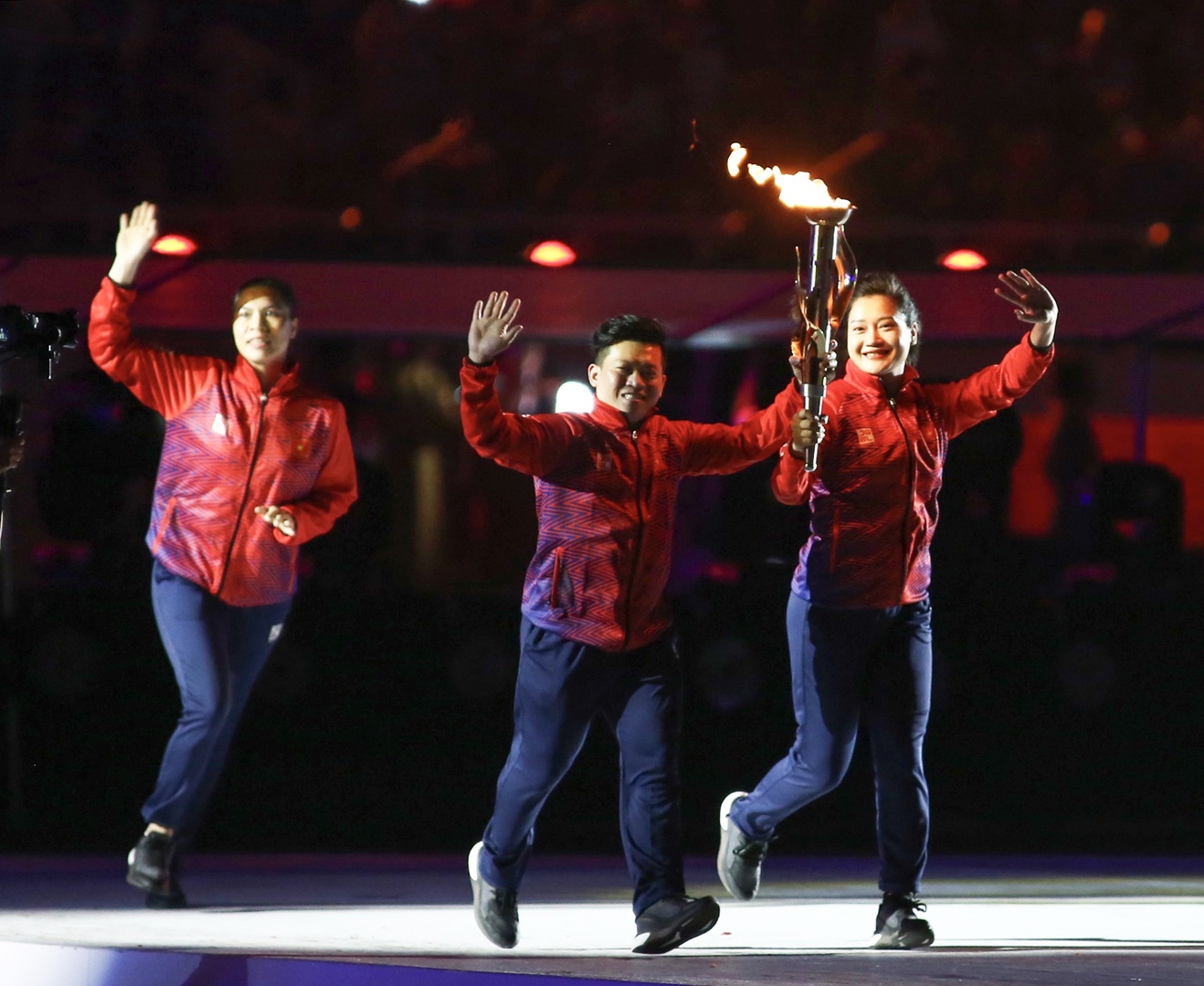 Cựu VĐV cử tạ Trần Lê Quốc Toàn, người từng giành HCĐ tại Oympic 2012 hạng cân 56kg cùng cựu VĐV Karate Lê Bích Phương, chủ nhân tấm HCV Asiad 2010 hạng cân 55 kg tại lễ rước đuốc SEA Games 31.