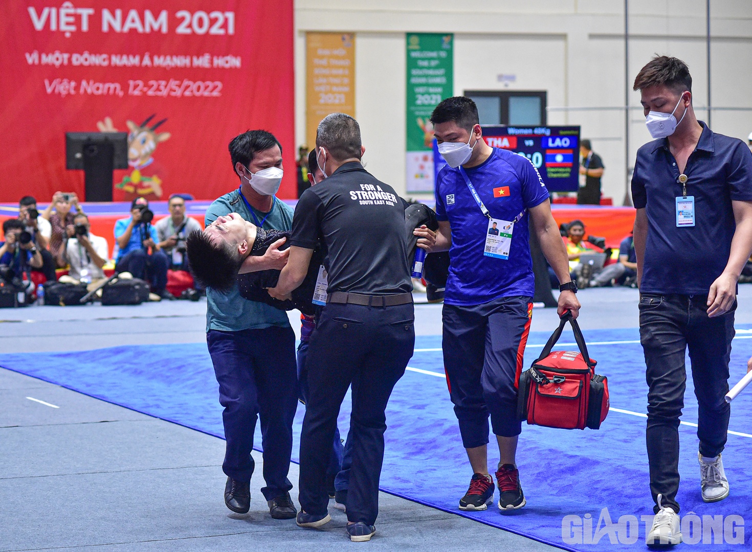Nhân viên y tế và ban huấn luyện đã có mặt kịp thời để chăm sóc, động viên và bế Phương ra khỏi sàn đấu.