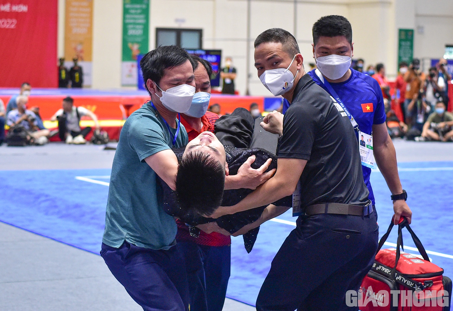 "Với kết quả buổi sáng nay, chúng tôi tương đối hài lòng và lạc quan trước thành tích của Quốc Khánh và Thúy Vi . Ngoài ra Hoàng Thị Phương Giang cũng đang có lợi thế ở phần thi toàn năng khi tạm dẫn đầu sau bài thi côn thuật. Điều đáng tiếc là chấn thương của Văn Phương. Phương còn rất trẻ và được đặt kỳ vọng ở SEA Games này. Sau khi có kết quả chụp chiếu, ban huấn luyện sẽ tiến hành đánh giá chính xác về chấn thương của Phương", ông Chương thông tin.