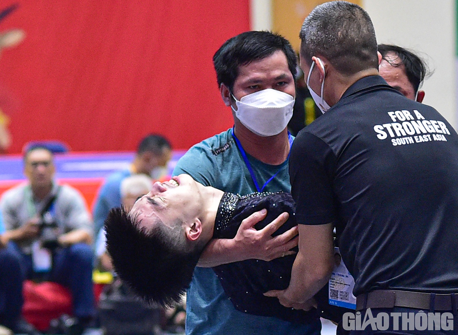 HLV Nguyễn Văn Chương của đội wushu Việt Nam cho biết, trong việc tập luyện thi đấu đỉnh cao, chấn thương là điều khó tránh khỏi. Văn Phương đã bị ảnh hưởng từ chấn thương trước đó và cũng bị đau trong lúc khởi động trước khi thi đấu nhưng vẫn cố gắng thực hiện bài thi của mình.