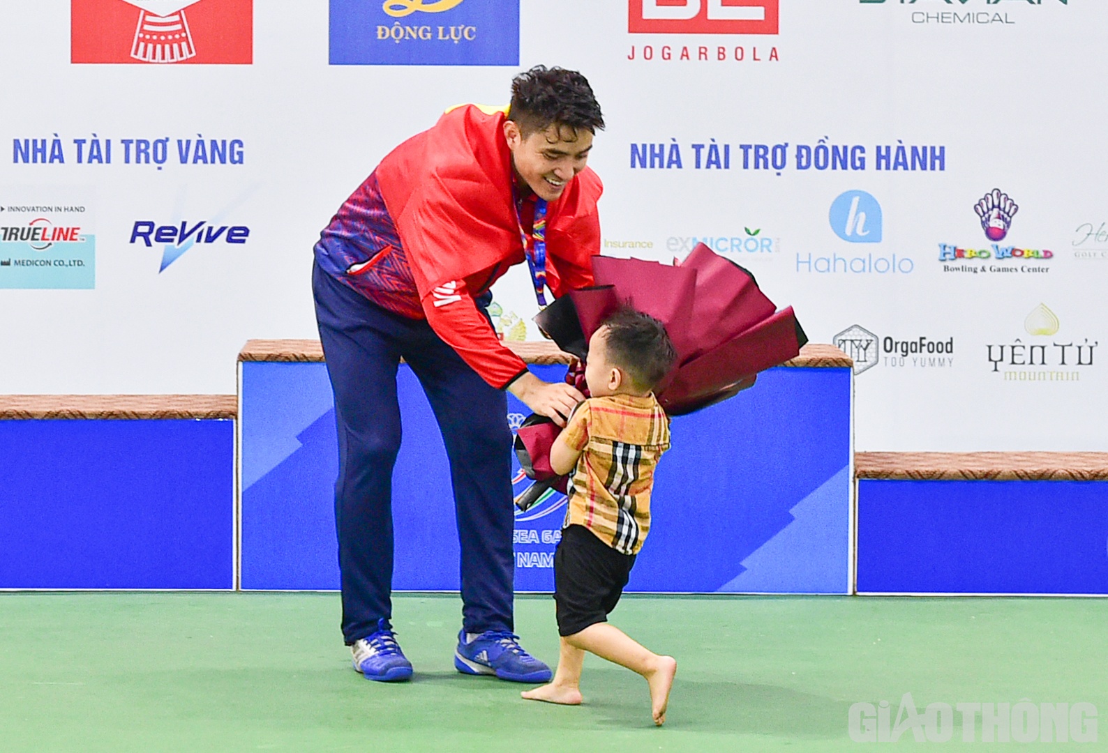 Món quà ý nghĩa mà cậu con trai Đức Kiên dành tặng cha.