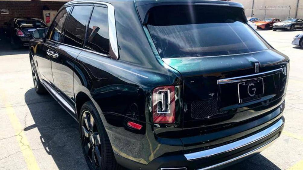 Chiếc SUV siêu sang này còn có nhiều chi tiết được mạ crôm, la-zăng xe 7 chấu đơn cỡ lớn sơn 2 tông màu tương phản