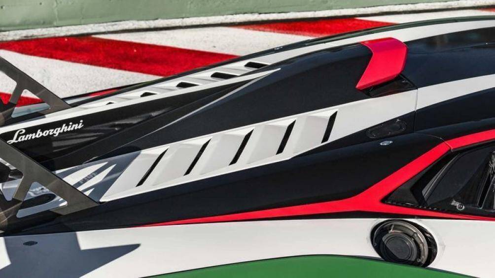Đặc điểm tương đồng giữa Huracan STO và Huracan GT3 EVO2 là cơ cấu cửa nạp khí vào khoang động cơ hình lục giác