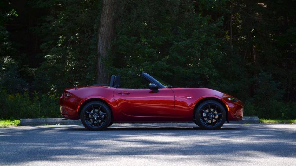 Xe thể thao hiệu quả nhất – Mazda MX-5 Miata (9,05 L/100 km thành phố/ 6,72 L/100 km cao tốc)
