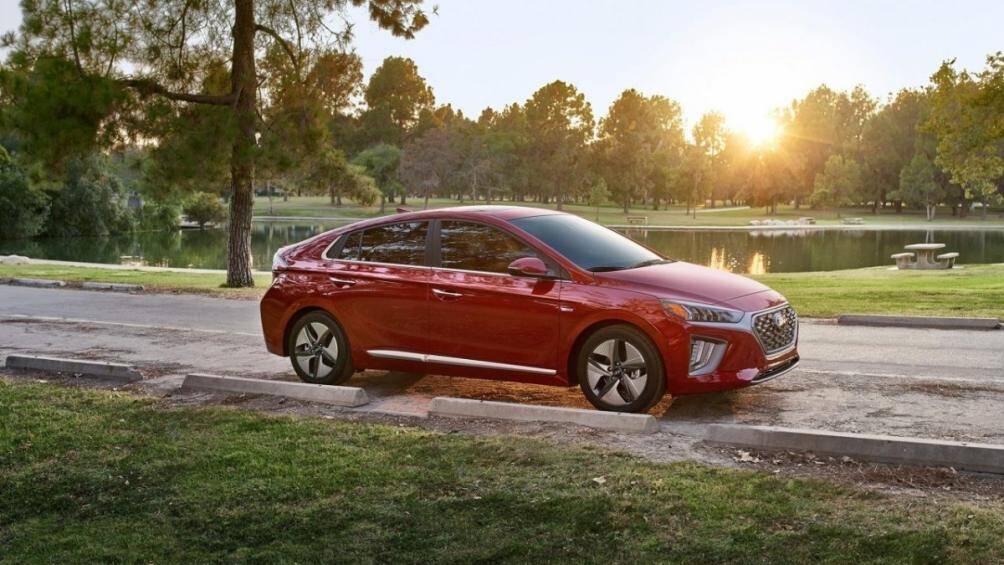 Xe Hybrid nhỏ gọn hiệu quả nhất – Hyundai Ioniq Blue (4,06 L/100 km thành phố và 3,92 L/100 km đường cao tốc)