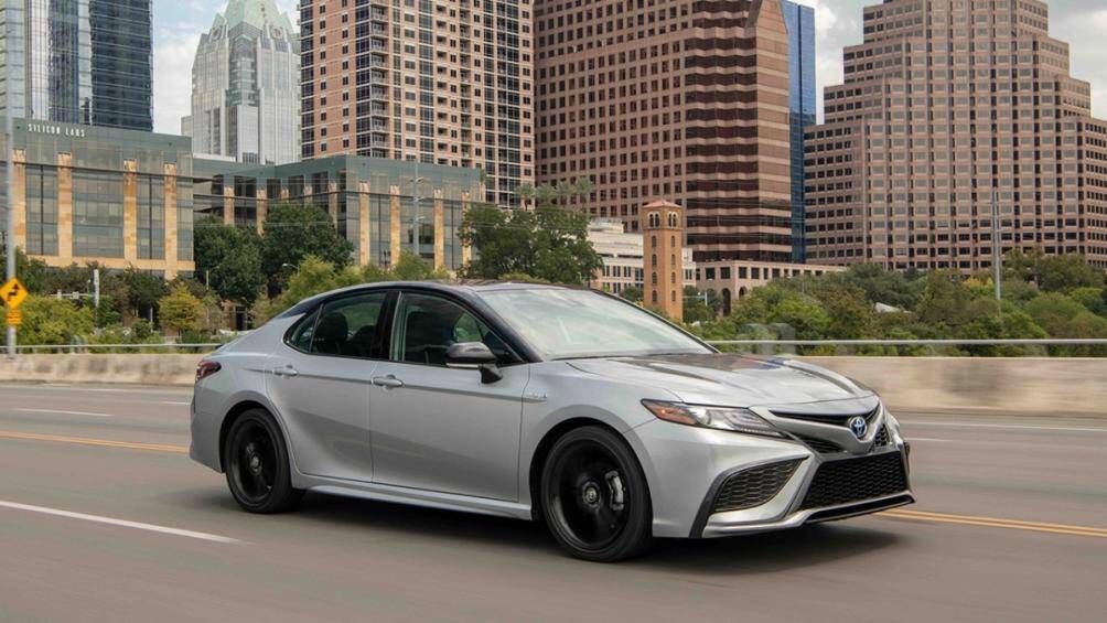 Xe Hybrid hạng trung hiệu quả nhất – Toyota Camry Hybrid (4,61 L/100 km thành phố/ 4,44 L/100 km)