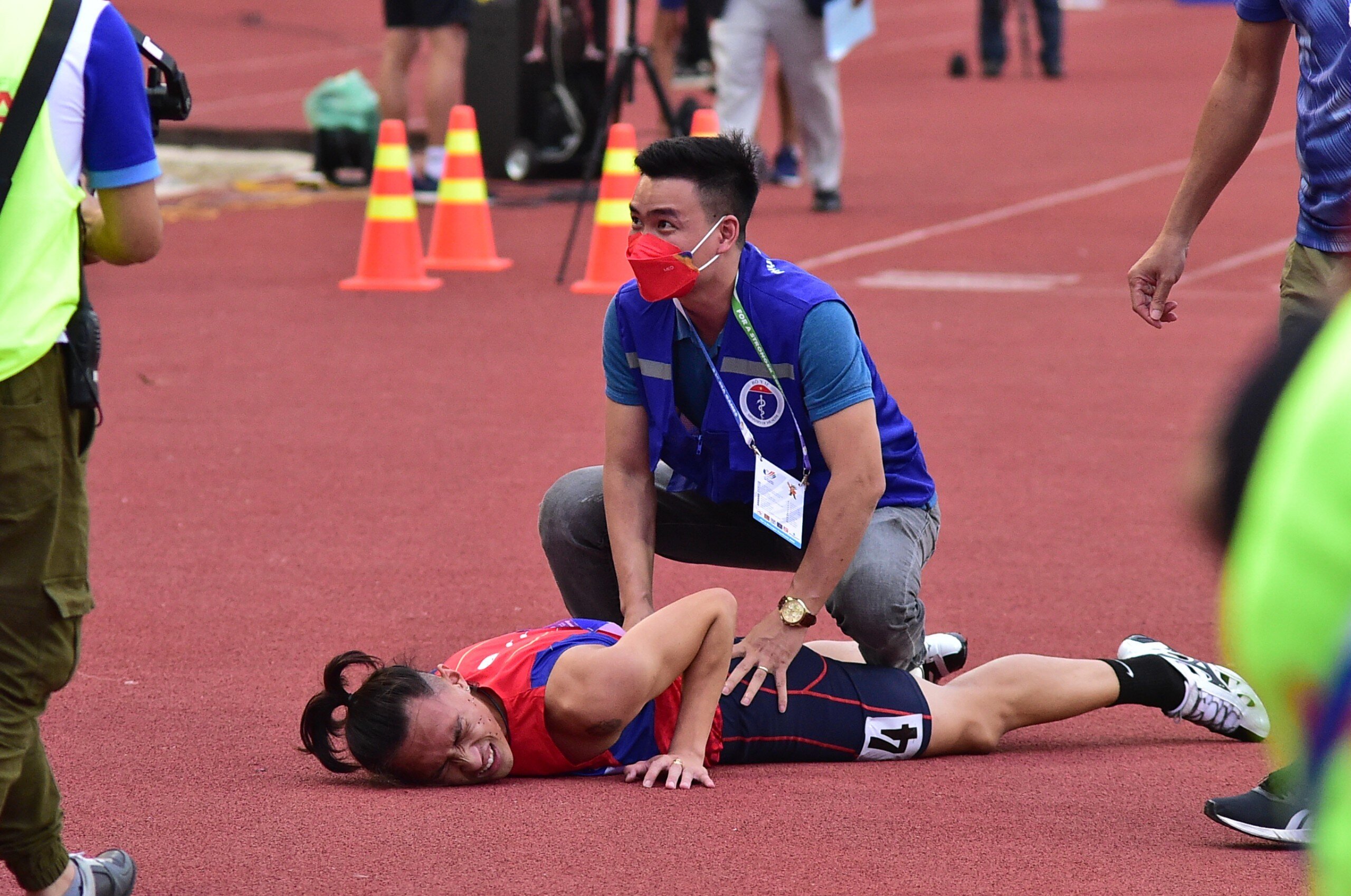 Anh sau đó phải nhờ tới sự trợ giúp của bộ phận phục vụ.