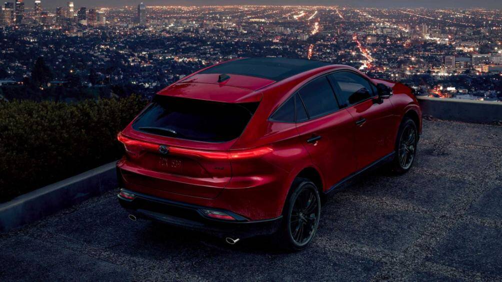 Xe còn có những chi tiết mạ crôm tối màu, tem chữ nổi màu đen và vành nhôm 19 inch màu đen bóng