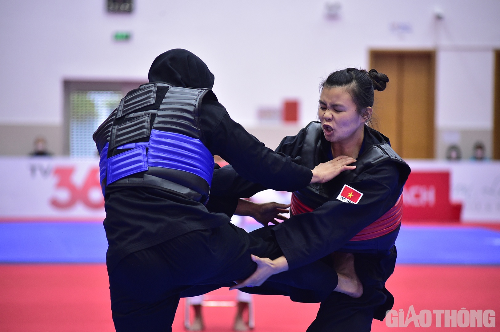 Siti Rahmah Binti Mohamed Nasir, đối thủ người Malaysia, là một VĐV giàu kinh nghiệm chinh chiến. Dù vậy, Thu Nghĩa đã tấn công mạnh mẽ ngay từ những pha giao đấu đầu tiên.