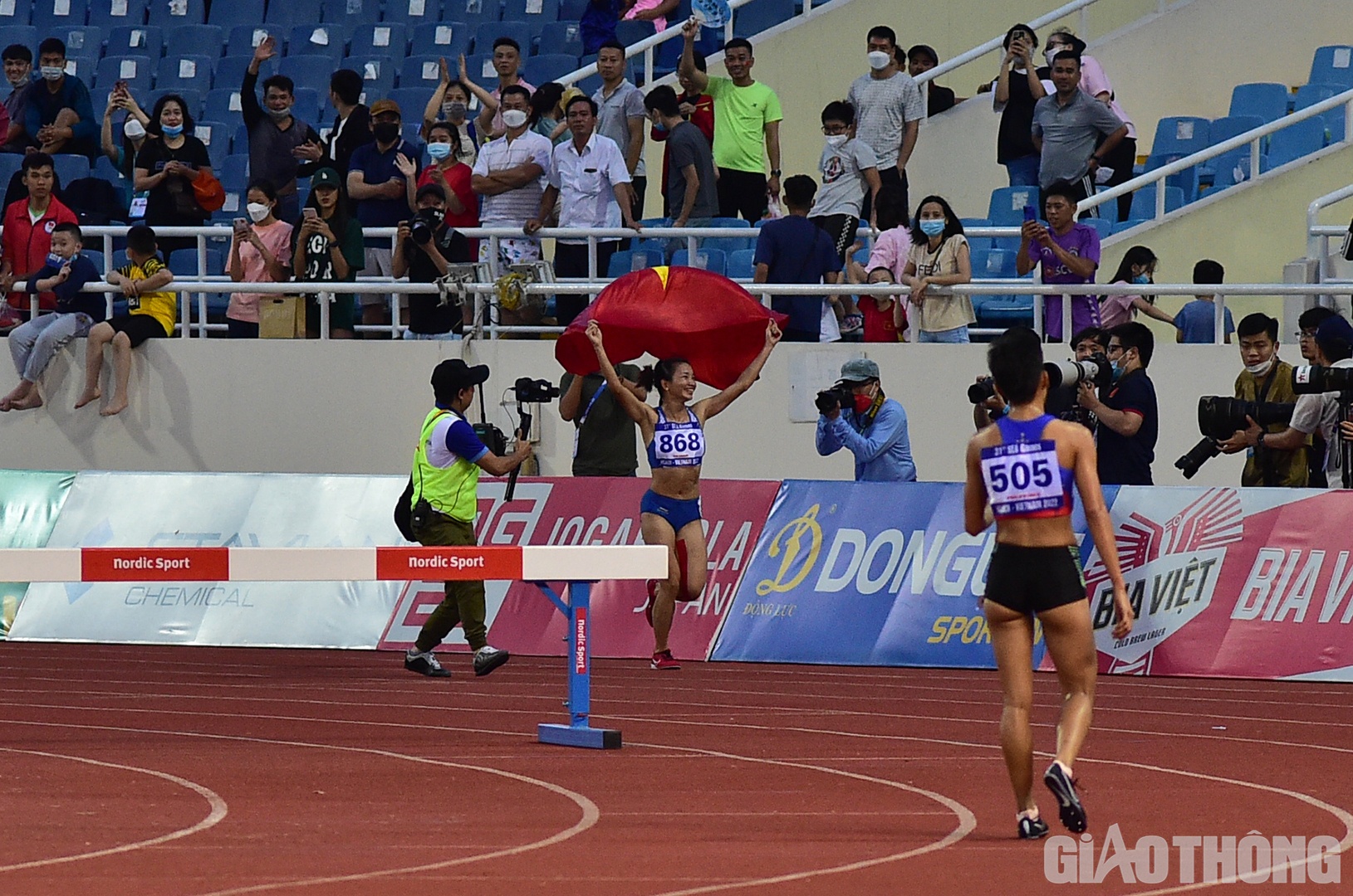 Không những vậy, Oanh còn phá luôn kỷ lục SEA Games với thành tích 9 phút 52 giây 46, kỷ lục trước đó là 10 phút 00 giây 02 cũng do chính cô thiết lập vào năm 2019.