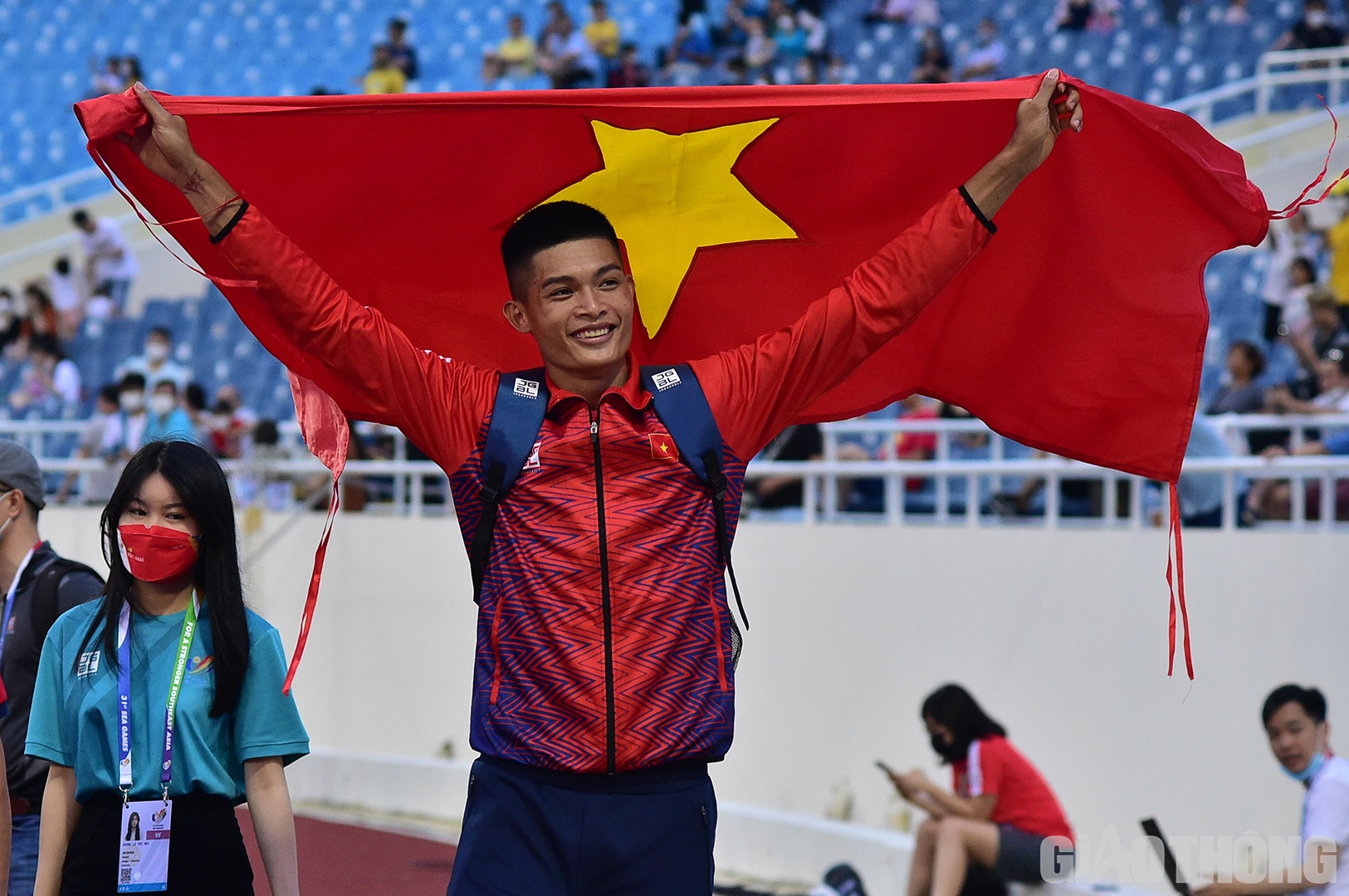 Niềm vui của tuyển điền kinh Việt Nam được tiếp tục khi Nguyễn Tiến Trọng đánh bại các đối thủ khác, đem về tấm HCV đầu tiên cho nhảy xa với thành tích 7,80m. "Đây là thành quả xứng đáng với tôi sau 1 năm chưa được về nhà và phải ở lại Trung tâm để tập luyện chuẩn bị cho giải đấu quan trọng này. Dù hôm nay tôi chưa thực sự có được thành tích tốt nhất nhưng tấm HCV trên sân nhà có rất nhiều ý nghĩa".