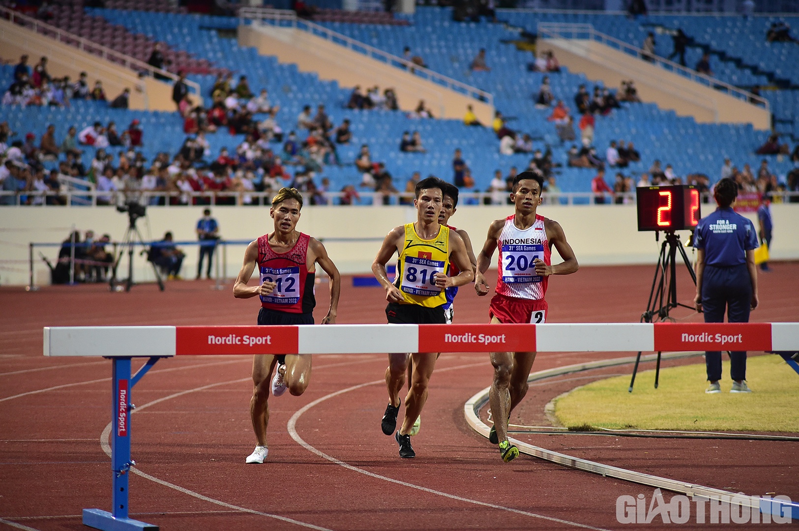 Với nội dung 3000m nam vượt chướng ngại vật, hai đại diện của Việt Nam là Lê Tiến Long (số 812) và Đỗ Quốc Luật (số 810) đã thể hiện phong độ vượt trội so với các đối thủ.