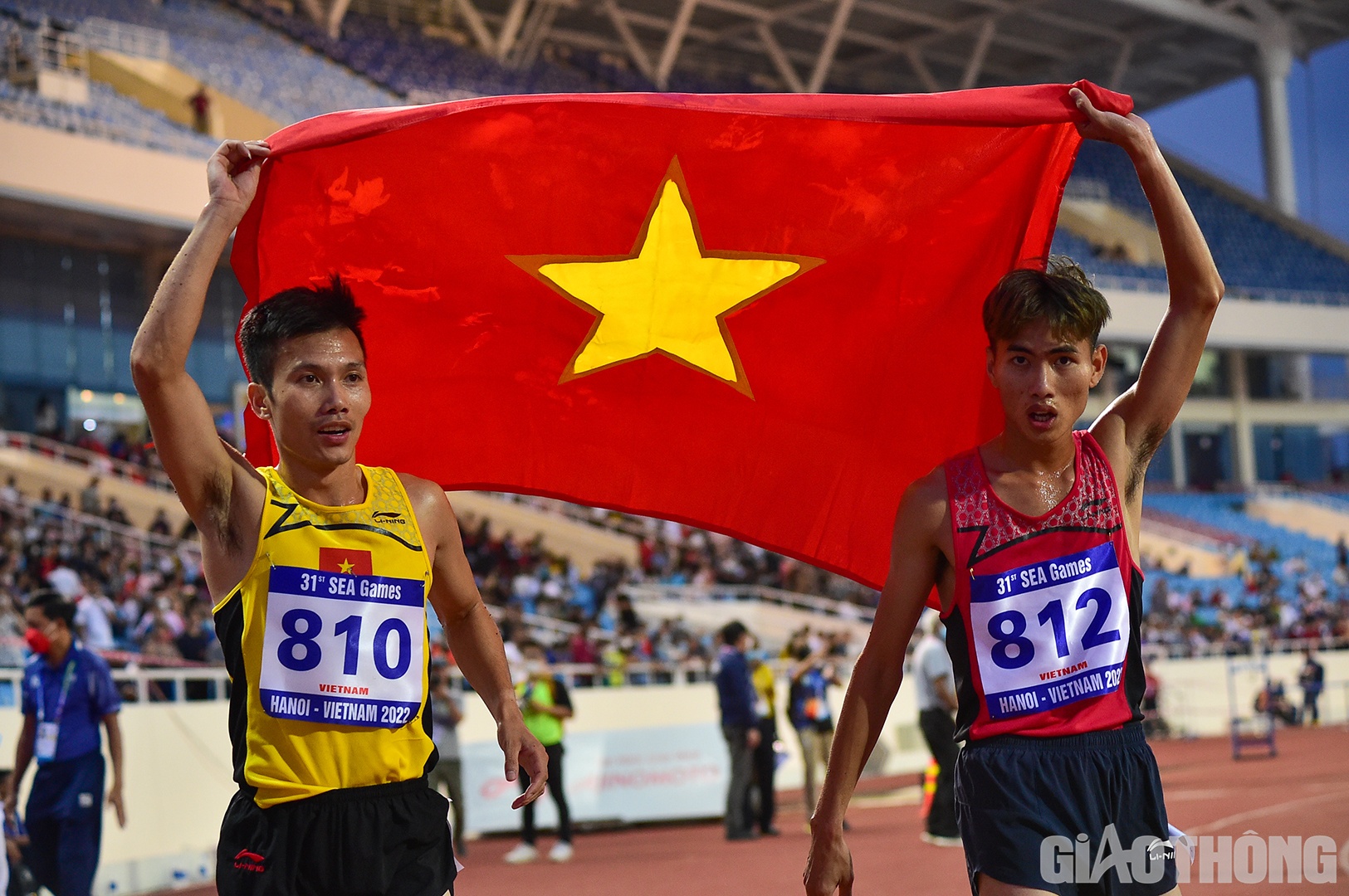 Tiến Long và Quốc Luật giương cao lá cờ Tổ quốc chạy xung quanh khán đài và chia vui với các khán giả có mặt trên sân.