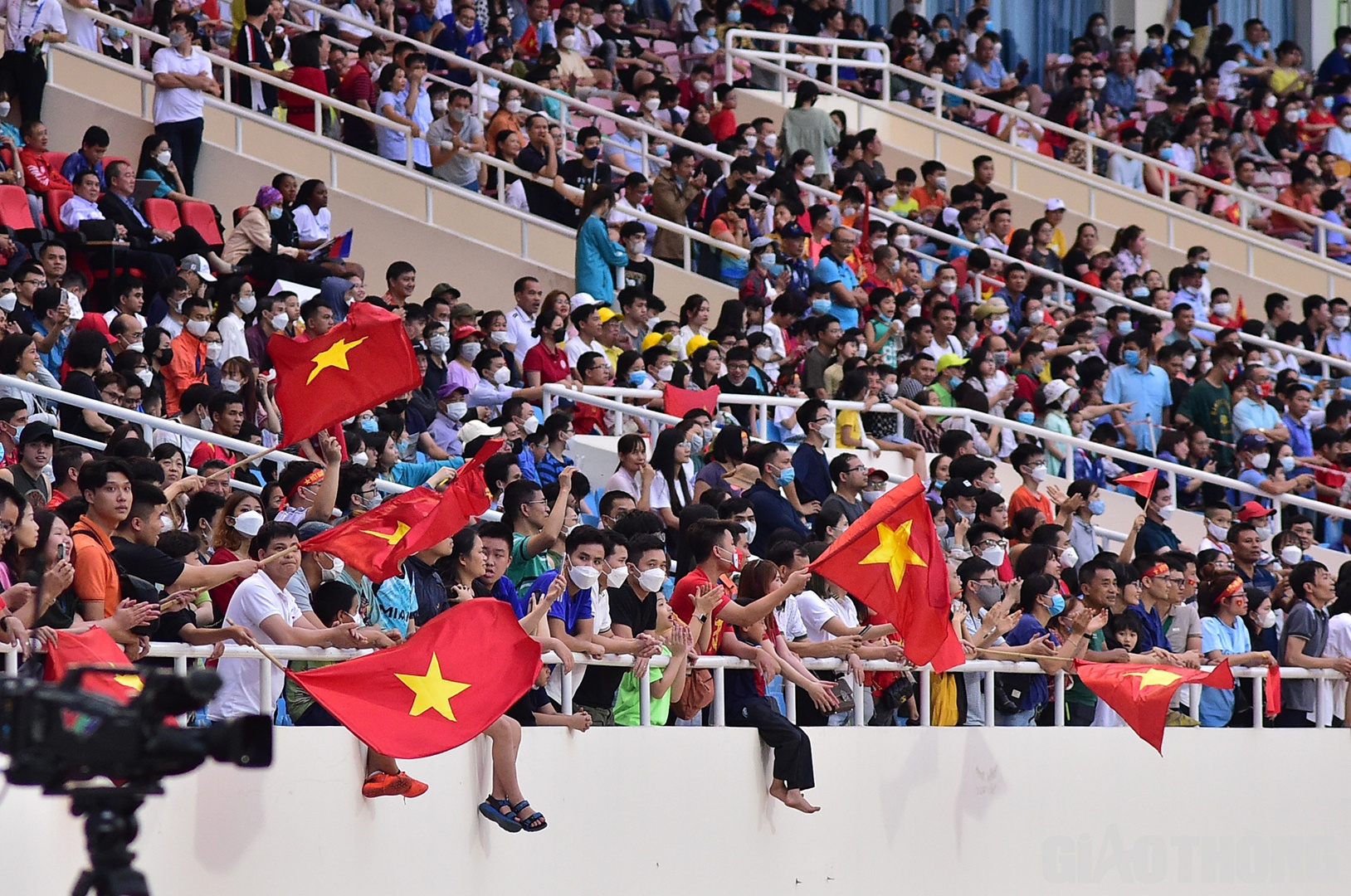 Những cảm xúc đan xen trong 2 ngày vừa qua không làm giảm nhiệt huyết của các CĐV dành cho đội tuyển điền kinh. Người hâm mộ vẫn dõi theo và chờ đợi những tấm HCV tiếp theo từ các chân chạy đội tuyển Việt Nam trong các nội dung thi đấu sắp tới.