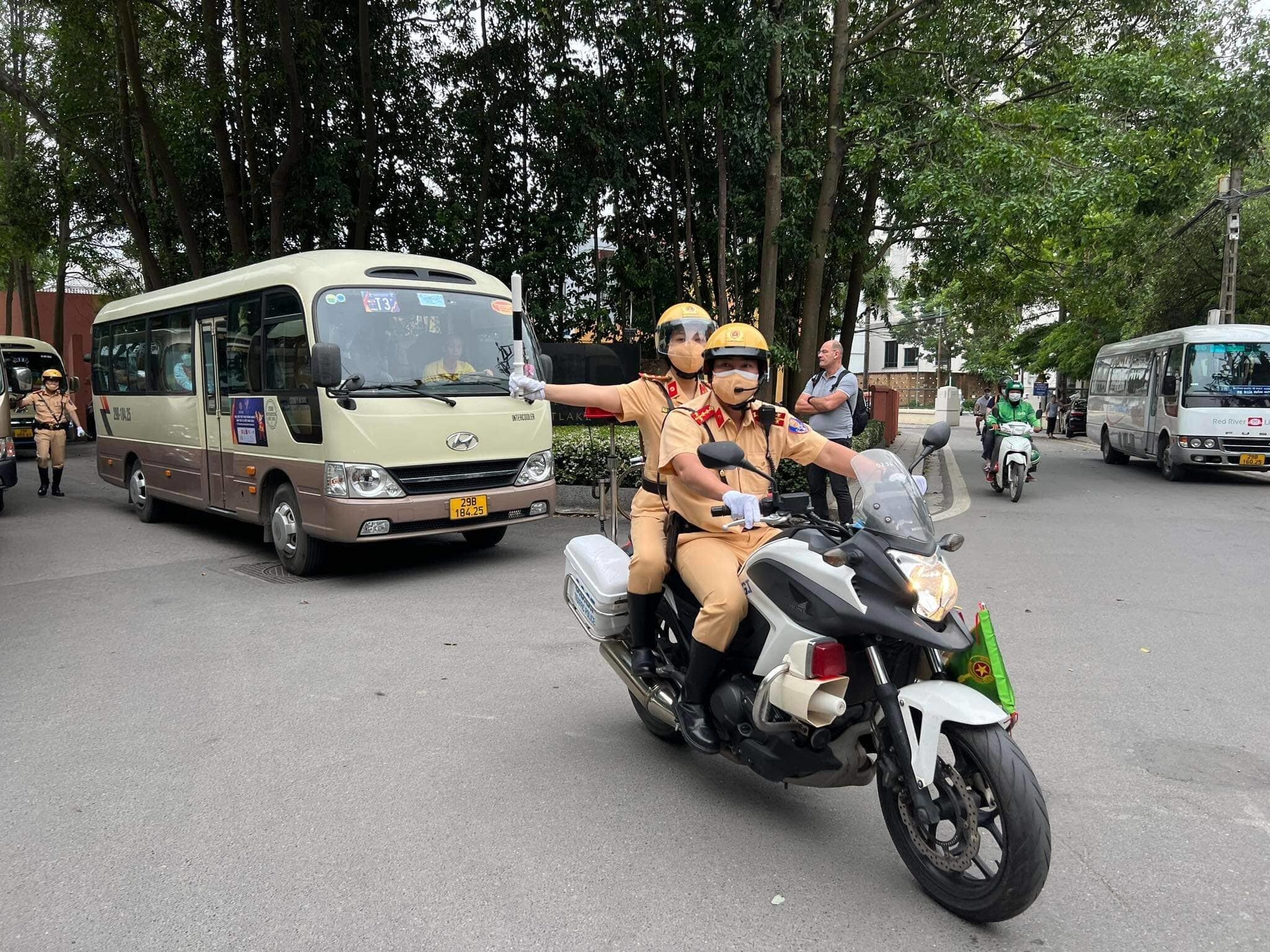 Sáng thứ 2 đầu tuần (ngày 16/5), Hà Nội đón đợt không khí lạnh, nền nhiệt độ xuống thấp, nhiều người phải mặc áo rét ra đường. Nhưng đúng điều lệ, lực lượng CSGT làm nhiệm vụ dẫn đoàn thể thao tham dự SEA Games 31 vẫn giữ đúng lễ tiết, tác phong mặc trang phục mùa hè, áo cộc tay làm nhiệm vụ từ 5h30 sáng.