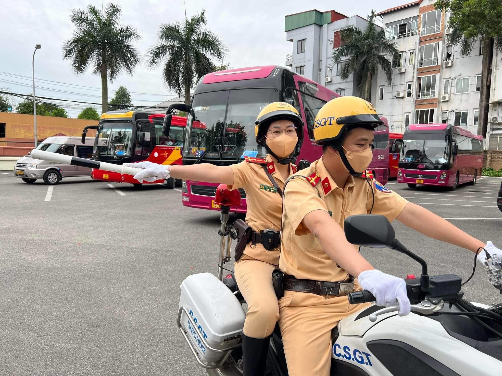 Sự hiện diện của các nữ CSGT Thủ đô trong quân tư trang chỉnh tề, sự nhiệt tình, nghiêm túc trong công tác phục vụ SEA Games 31 đã tạo nên những hình ảnh khó quên trong lòng bạn bè quốc tế…