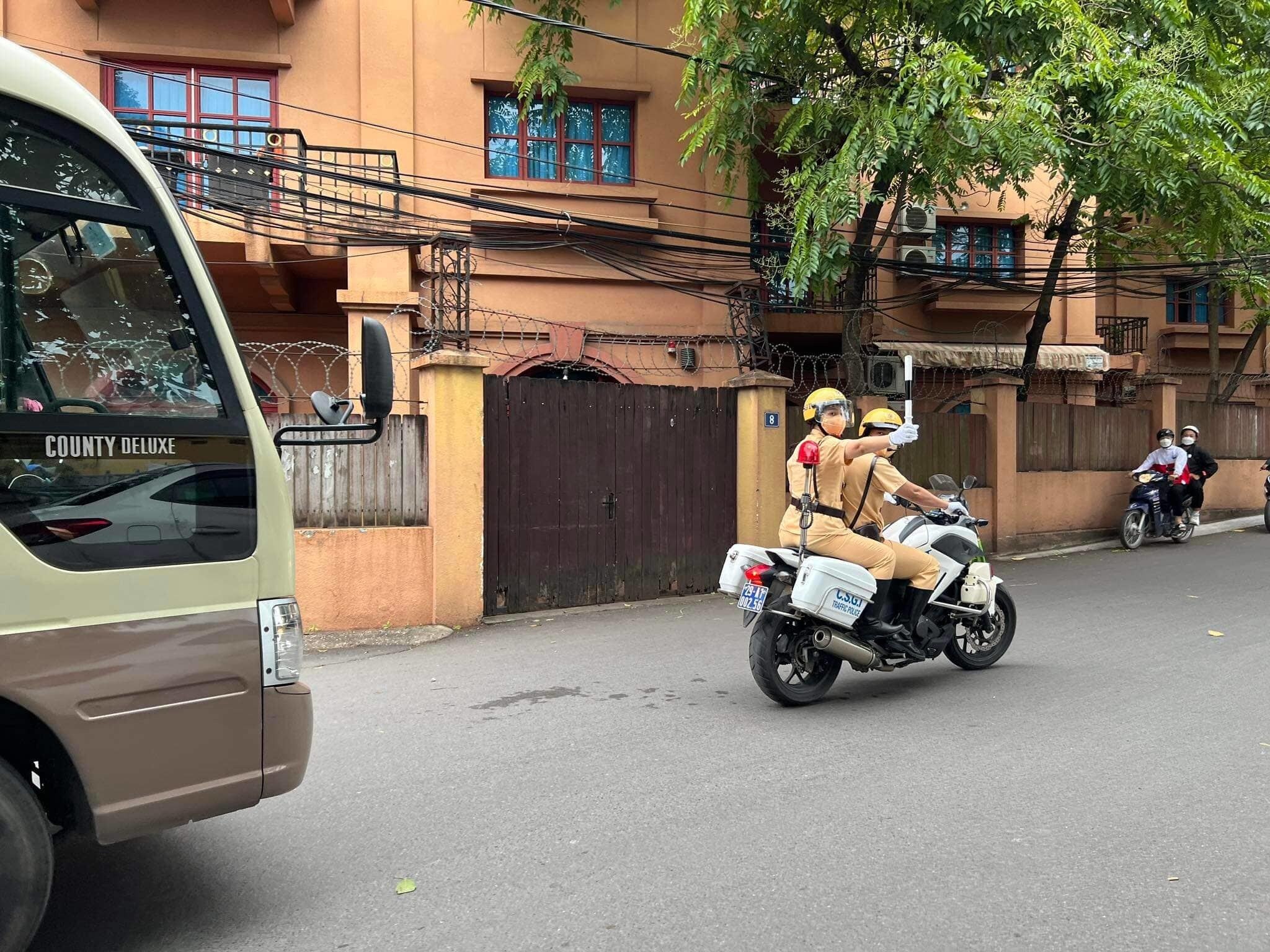 "Quan điểm của đơn vị là mỗi CSGT vừa làm nhiệm vụ bảo vệ an ninh trật tự vừa là "đại sứ thân thiện" trực tiếp giao tiếp và nắm thông tin, tâm tư nguyện vọng từ những vận động viên, trưởng đoàn thể thao tại các khu vực lưu trú", Đại tá Hải nhấn mạnh.