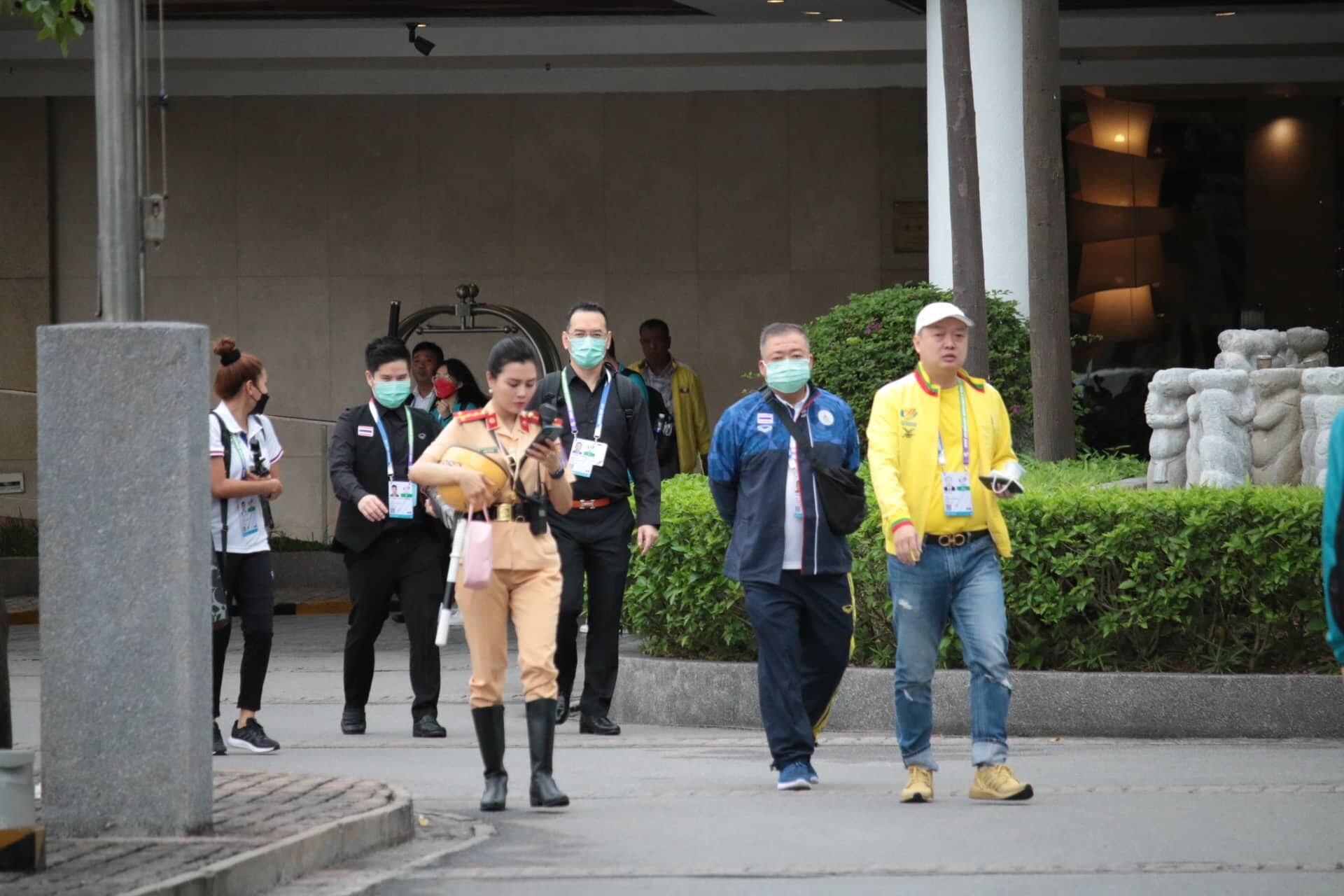 Có mặt tại khu vực khách sạn quanh hồ Tây từ 5h30 sáng, lực lượng CSGT Công an TP Hà Nội thăm hỏi, hướng dẫn các đoàn thể thao tới vị trí để xe ô tô để lên đúng xe, đi đúng lộ trình với khu vực thi đấu.