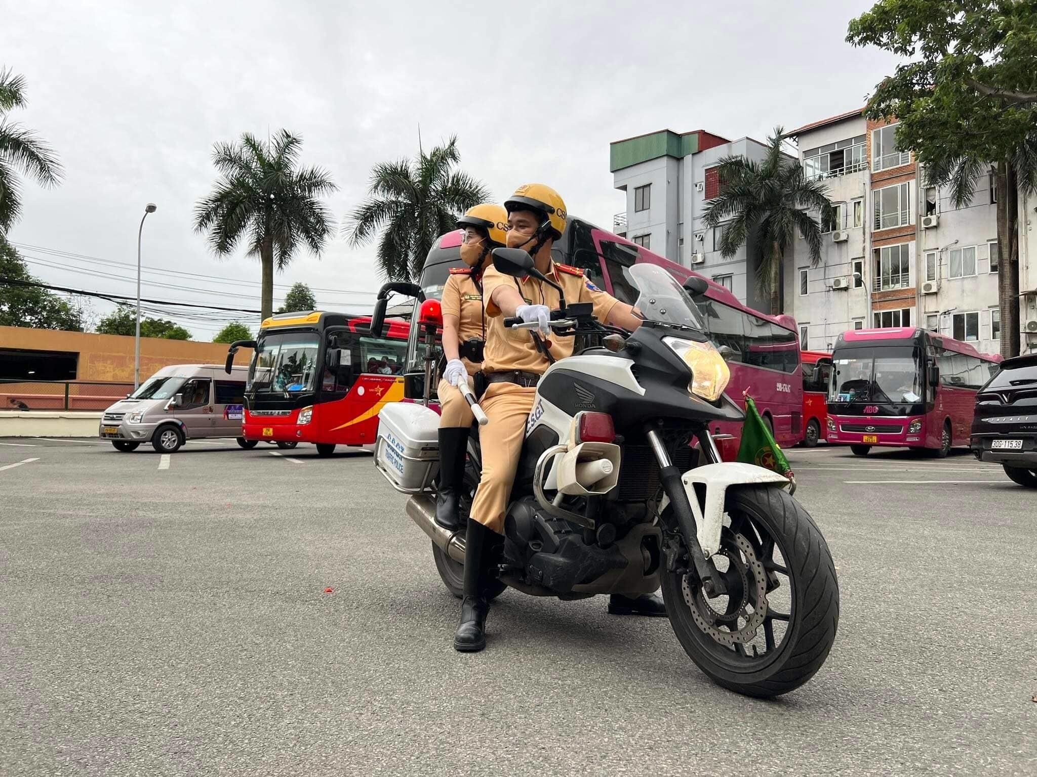 Tại Hà Nội, lực lượng CSGT sẽ ưu tiên sử dụng mô tô để đảm bảo tính linh hoạt trong tình trạng giao thông đông. So với các sự kiện khác, việc dẫn đoàn phục vụ SEA Games 31 tại Hà Nội sẽ có nhiều thách thức hơn do phải đảm bảo cho vận động viên đến đúng giờ, tránh ùn tắc nhưng không được cấm đường để khán giả có thể đến cổ vũ.