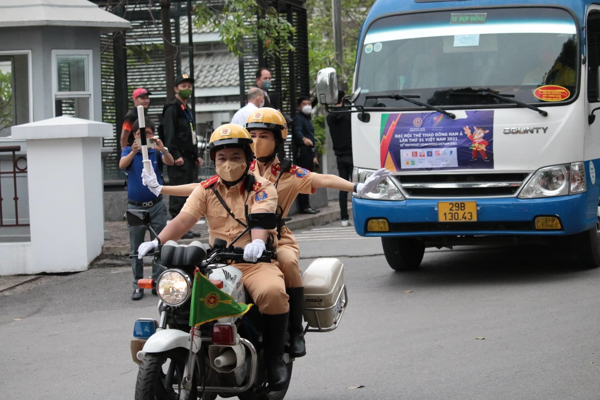 Đại uý Thanh Nga chia sẻ, ngồi sau xe mô tô trong cái lạnh bất thường của tháng 5, tuy có khó khăn vất vả, nhưng bù lại luôn nhận được tình cảm chan hoà, vui vẻ hợp tác của các bạn nước ngoài. Trong suốt quá trình di chuyển, người dân Thủ đô luôn ủng hộ, chủ động nhường đường cho đoàn xe ưu tiên dù vào giờ cao điểm đầu tuần.