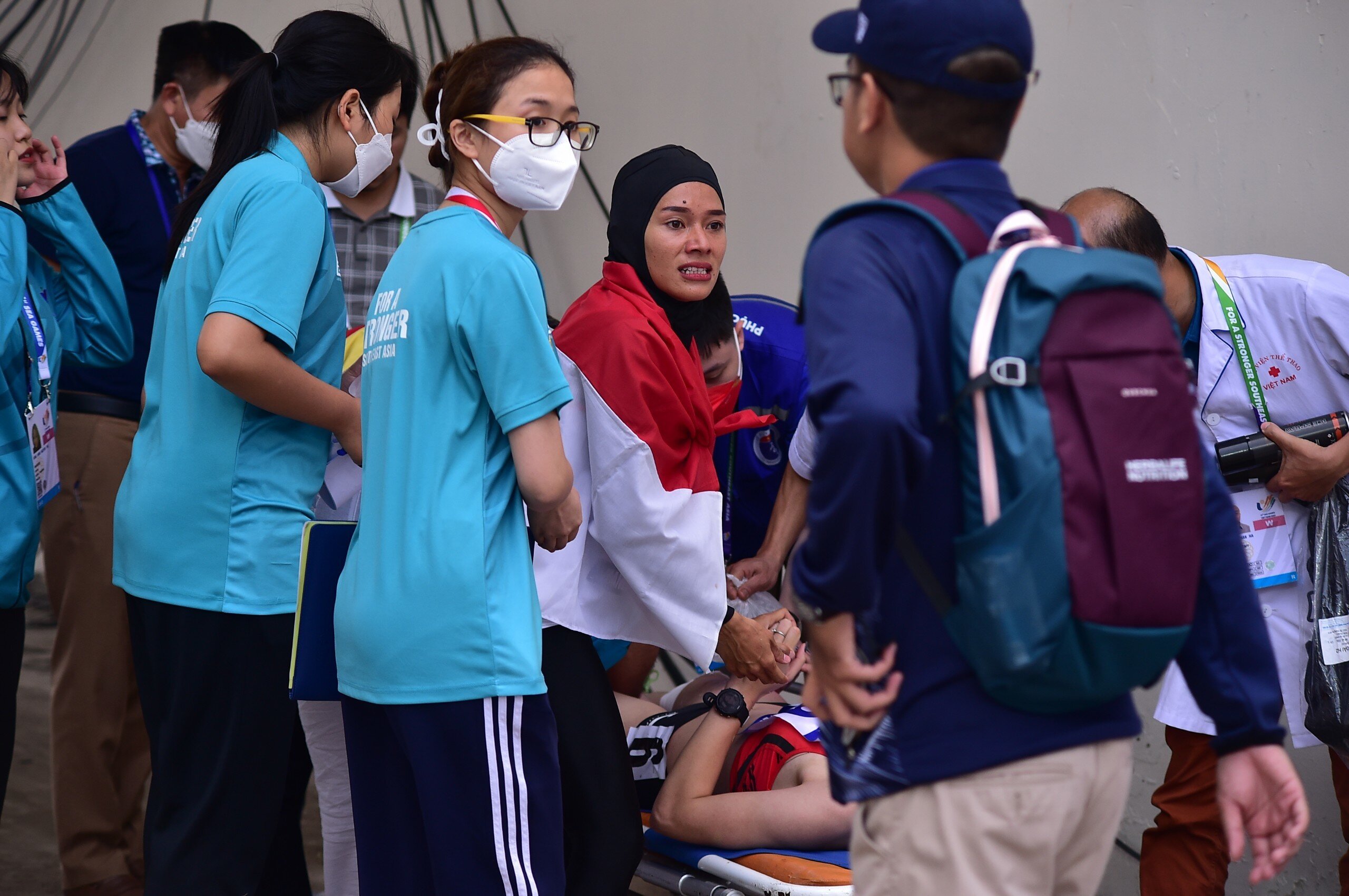 Nữ VĐV Indonesia thăm hỏi, động viên người đồng nghiệp kém may mắn. Đây là hình ảnh đẹp về tinh thần đoàn kết, vì một Đông Nam Á mạnh mẽ hơn.