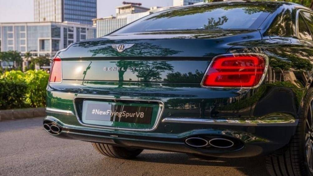 Tổng thể, Bentley Flying Spur 2022 trông sang trọng nhưng vẫn giữ được nét thể thao với các đường gân dập nổi cùng các hốc bánh mở rộng