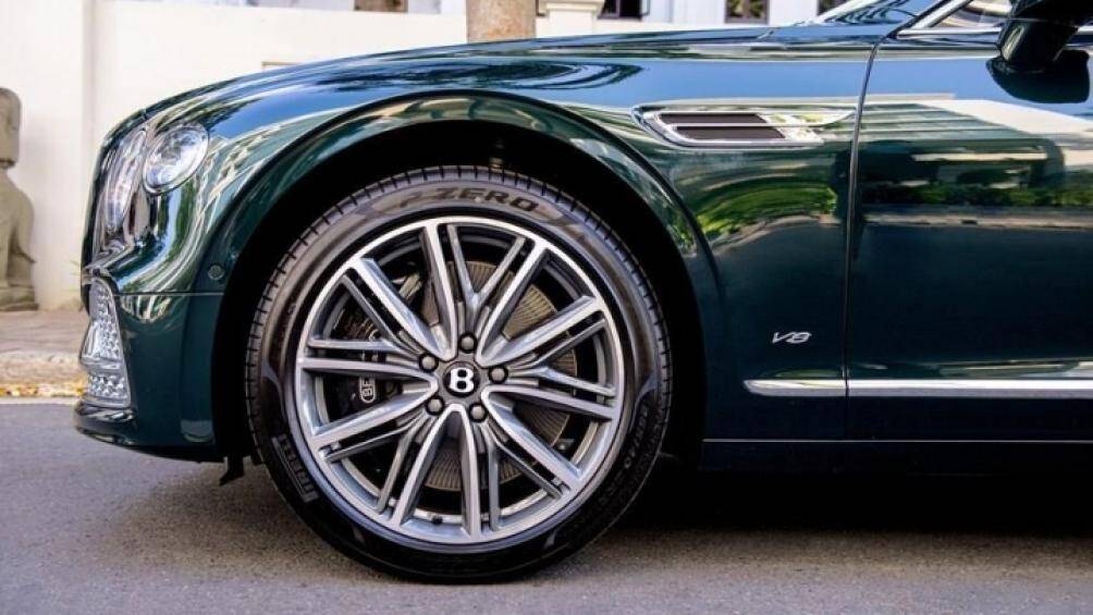 Flying Spur được trang bị hệ thống đèn chiếu sáng với công nghệ Matrix LED được tạo hình khối pha lê cắt lớp, bộ mâm đa chấu cùng cùm sơn đen