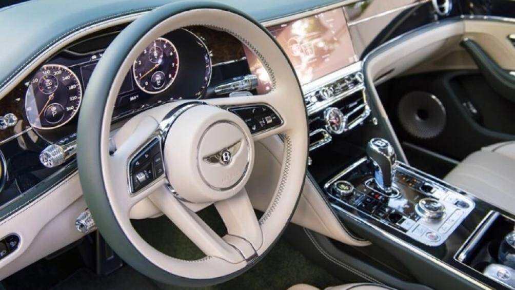 Nội thất được phối hai tông màu xanh lá và kem. Táp lô ốp gỗ Burr Walnut kết hợp với những chi tiết mạ chrome, màn hình cảm ứng trung tâm 12,3 inch