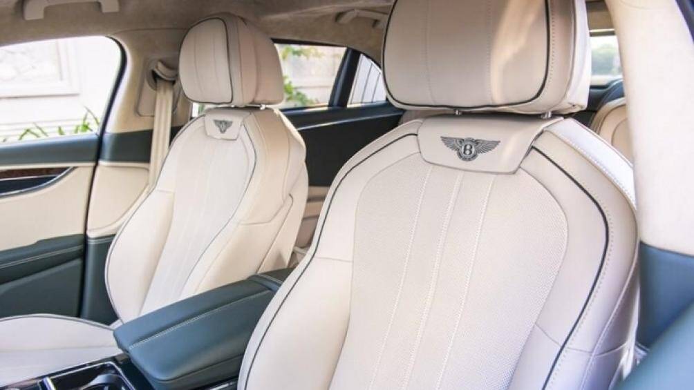 Xe được trang bị hệ thống âm thanh 10 loa công suất 650W và đèn viền nội thất, ghế có lỗ thông hơi, massage...