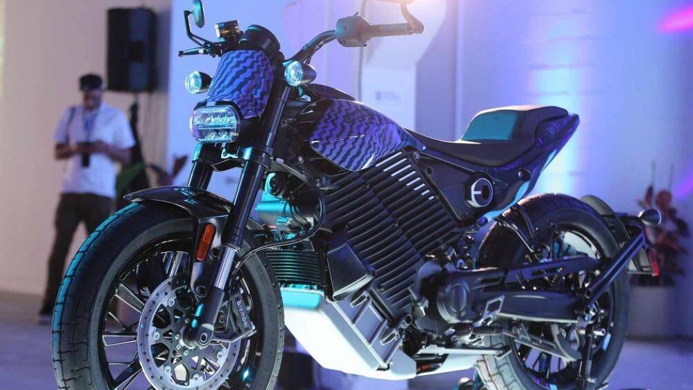 Phần đầu xe của Del Mar bố trí đèn pha, đèn báo rẽ dạng LED. Đèn pha dẹt tương tự các mẫu xe Fat Bob và Sportster