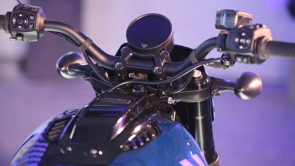 Hiển thị thông tin trên xe là đồng hồ xe dạng tròn tương tự các mẫu mô tô Harley-Davidson truyền thống