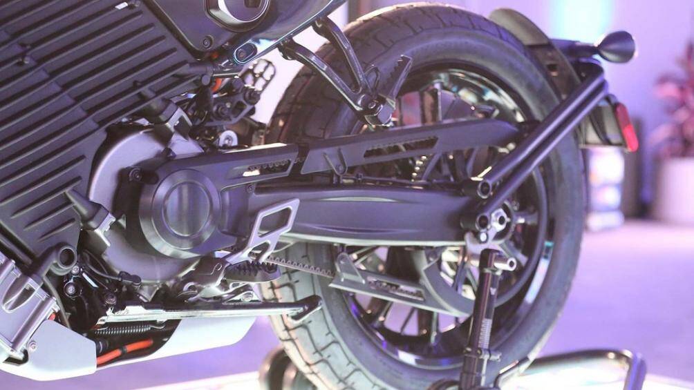 Cả vành trước và sau ở Del Mar đều là dạng đúc đa chấu kích thước 19 inch kèm lốp Dunlop DT-1