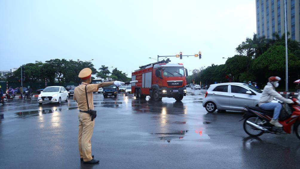 Đại tá Dương Đức Hải, Trưởng Phòng CSGT Công an TP Hà Nội cho biết , trong mọi tình huống, không có chuyện để đoàn thể thao đến địa điểm thi đấu không đúng giờ vì trên đường di chuyển ngoài xe mô tô, xe ô tô dẫn đường còn có lực lượng CSGT trực tiếp làm nhiệm vụ trên đường sẵn sàng hỗ trợ.