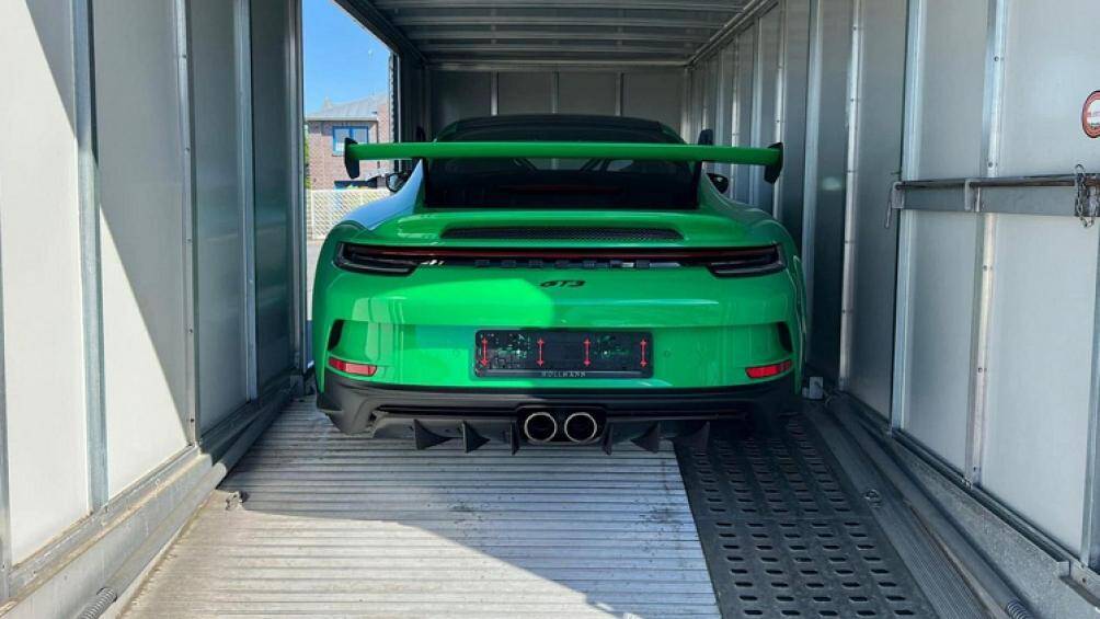 Một đơn vị nhập khẩu siêu xe ở Đà Nẵng đã chia sẻ hình ảnh chiếc Porsche 911 GT3 thế hệ mới có màu sơn cực độc (Python Green) đang trên đường về Việt Nam