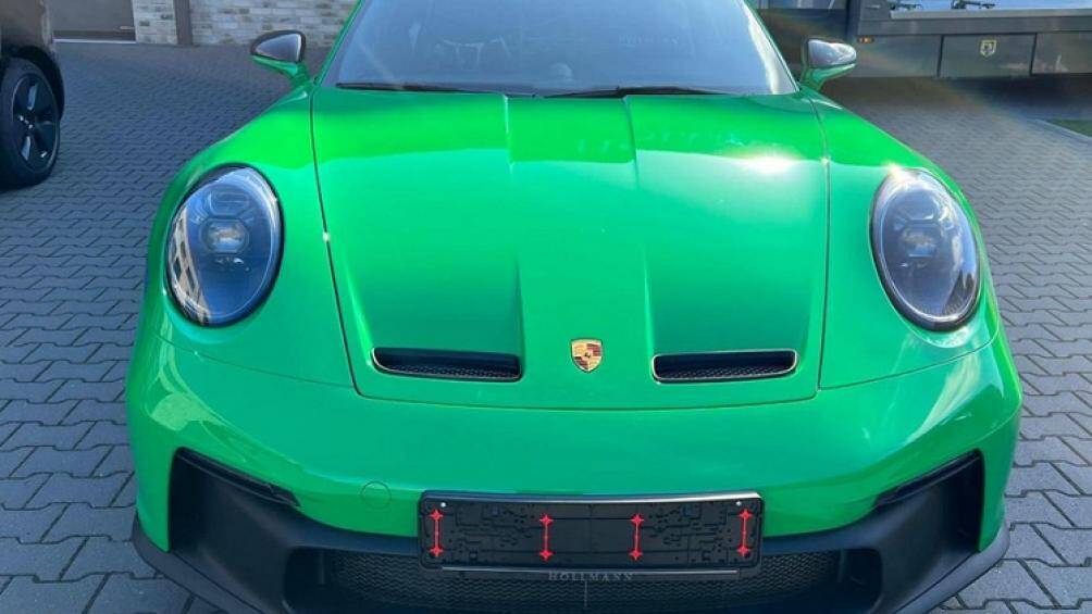 Cản va trước và sau được sơn màu đen nhám tạo điểm nhấn cho ngoại hình của mẫu xe thể thao này