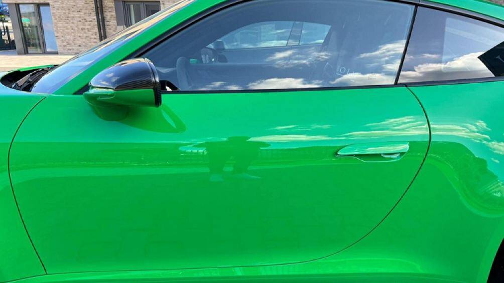 Chiếc xe đua đường phố Porsche 911 GT3 992 này còn có nhiều chi tiết carbon ở ngoại thất như phần nóc xe, vỏ gương