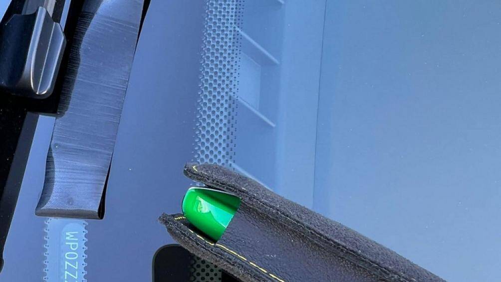 Porsche 911 GT3 thế hệ 992 màu xanh tắc kè này có la-zăng 5 chấu kép và kẹp phanh màu vàng nổi bật