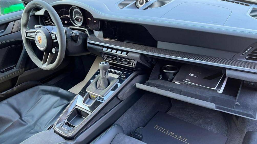 Nội thất có ghế ngồi dạng xe đua đi kèm khung chống lật cùng nhiều chi tiết carbon