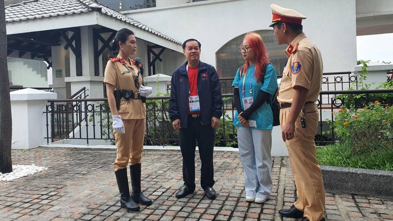 “Trong quá trình giao tiếp các vận động viên nước ngoài đều rất hài lòng vì tác phong phục vụ thân thiện, mến khách của công an Việt Nam. Trước mỗi giờ lên xe, nhiều vận động viên đều tranh thủ xin chụp ảnh cùng lực lượng chức năng làm nhiệm vụ để lưu lại những kỷ niệm đẹp trong những ngày ở Hà Nội. Điều này giúp chúng tôi quên đi mệt mỏi vượt qua mọi khó khăn để hoàn thành nhiệm vụ”, Thiếu tá Cường cho biết thêm.