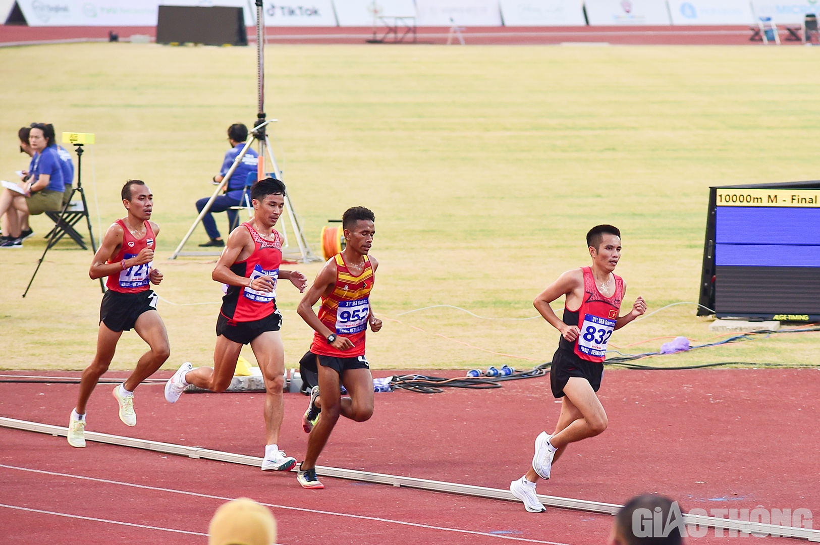 Chiều 17/5, trên sân Mỹ Đình, nội dung chung kết chạy 10.000m nam khép lại ngày thi đấu thứ 4 của môn điền kinh. Hai vận động viên Việt Nam Nguyễn Văn Lai (số đeo 808) và Lê Văn Thao (832) tranh tài cùng ba đối thủ đến từ Thái Lan, Timor Leste và Myanmar.