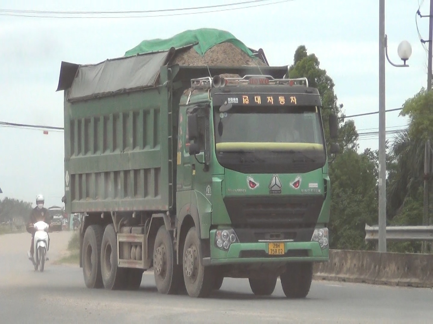Dù chất "có ngọn" cát, sỏi, vật liệu xây dựng nhưng đa phần các xe này chỉ che đậy sơ sài.