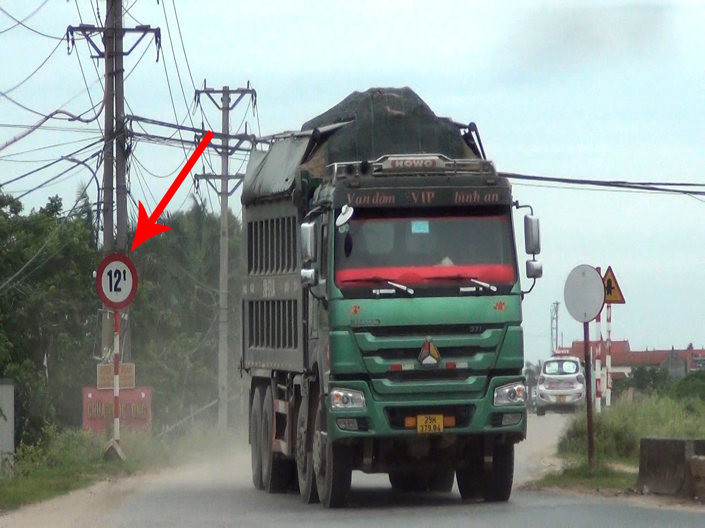 Được biết, đoạn đường đê tả Sông Hồng qua xã Vĩnh Ngọc và Hải Bối chỉ cho phép xe trọng tải dưới 12 tấn hoạt động, nhưng những chiếc xe "4 chân" với trọng tải vài chục tấn chở đầy ắp vật liệu vẫn "vô tư" xuôi ngược.