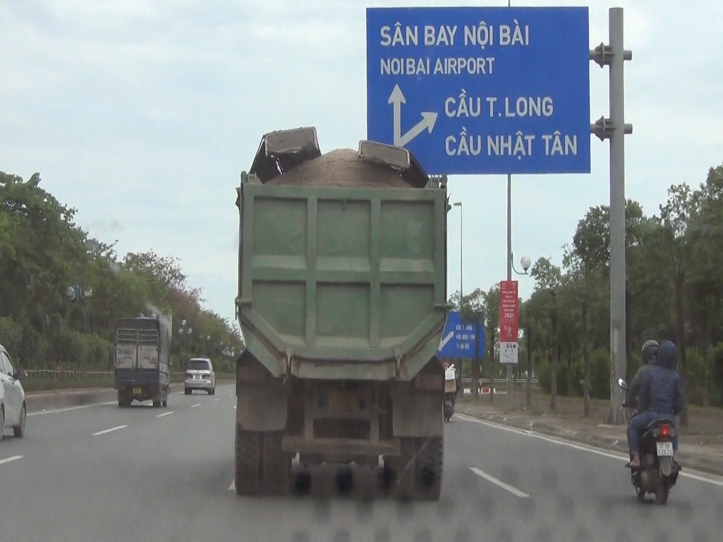Ghi nhận của PV Báo Giao thông cho thấy, sau khi di chuyển hết đoạn đường đê tả sông Hồng, những chiếc xe nghi cơi nới thành thùng, quá tải này sẽ ra đường Võ Nguyên Giáp để đi về nhiều nơi khác nhau.